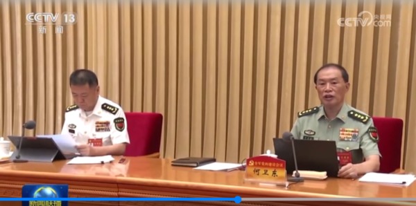 從央視播出的畫面顯示，何衛東、劉振立（軍委聯合參謀部參謀長）、苗華（中央軍委政治工作部主任）、張升民（中央紀委副書記）四人坐在主席台上。（視頻截圖）