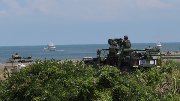 漢光演習登場，國軍新北八里海灘整備。