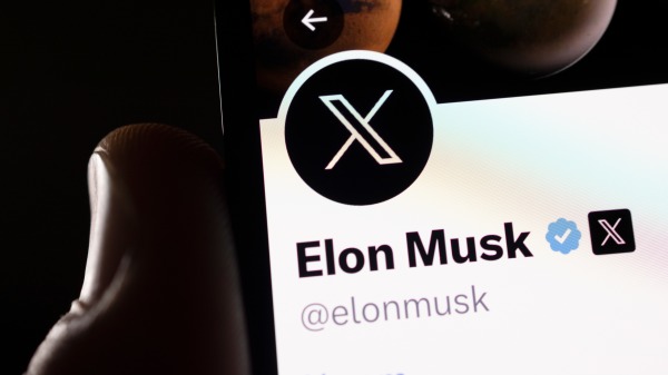 2023 年 7 月 24 日，在英国马斯克 (Elon Musk) 今天公布了 Twitter 的新徽标，该徽标由字母“X”组成。（Dan Kitwood/Getty Images)(16:9)