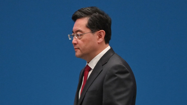 圖為秦剛今年4月出席在上海舉行的「中國式現代化與世界」藍廳論壇。（圖片來源：Getty Images）
