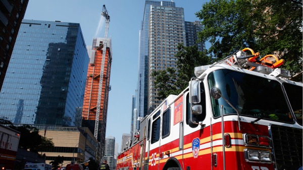 2023 年 7 月 26 日，消防员在纽约扑灭一架建筑起重机上的火灾。纽约市消防局报告称，两名消防员和至少四名平民在事故中受轻伤。（KENA BETANCUR/AFP via Getty Images）(16:9)