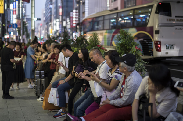 2019年10月2日，中國遊客在日本東京銀座購物區等待旅遊巴士。