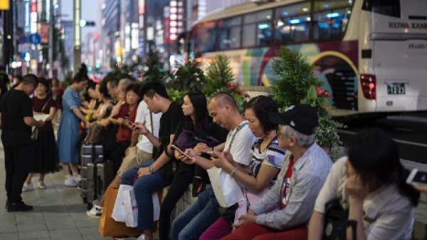 2019年10月2日，中國遊客在日本東京銀座購物區等待旅遊巴士。