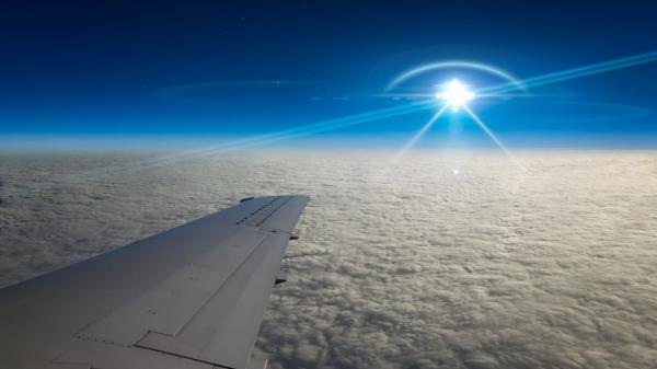飞机乘客看见UFO分成6个光点后消失