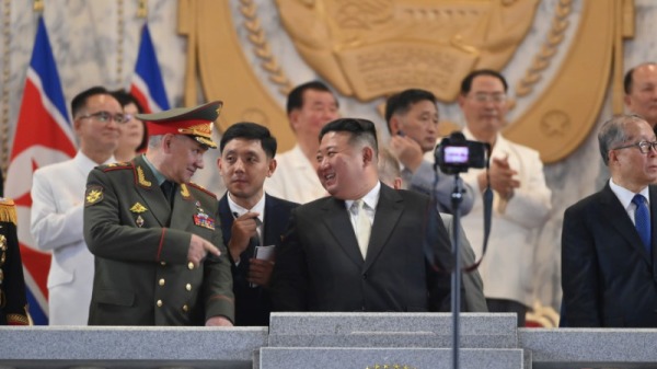 朝鲜庆祝所谓“祖国解放战争胜利70周年”阅兵，金正恩和俄罗斯国防部长绍依古互动有说有笑。