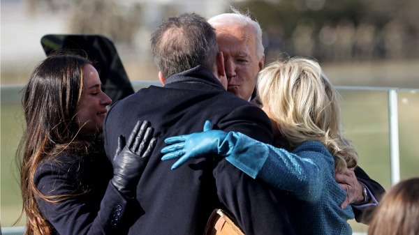 美国总统拜登（Joe Biden）和“第一夫人”吉尔．拜登、儿子杭特（Hunter Biden）