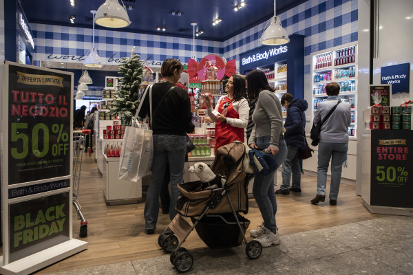 2018年11月23日，義大利米蘭黑色星期五銷售期間，人們在 Il Centro 購物中心的 Bath & Body Works 旗艦店購物。