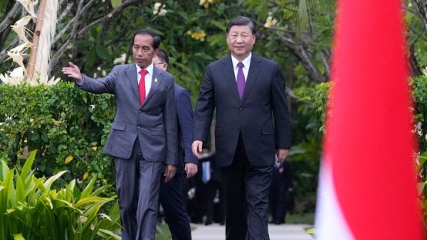 2022年11月16日，印度尼西亚总统佐科．维多多（左）在印度尼西亚度假胜地巴厘岛努沙杜瓦举行的 G20 峰会期间与中国国家主席习近平举行双边会晤。