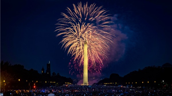 2021 年 7 月 4 日在華盛頓特區舉行的獨立日慶祝活動期間，人們擠滿國家廣場觀看煙花表演（Samuel Corum/Getty Images）