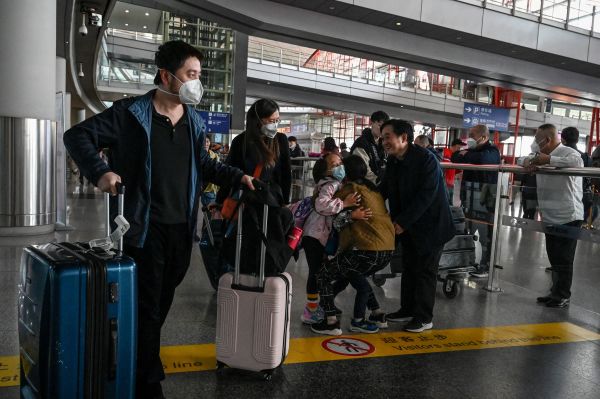 2023 年 3 月 14 日，旅客走過北京首都國際機場國際航班到達大廳
