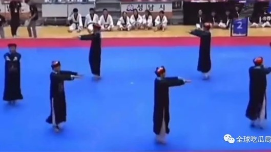 7月下旬在韩国举办的国际体育赛事上，中国选手集体用满清时代的僵尸造型亮相，还在场上大跳僵尸舞。