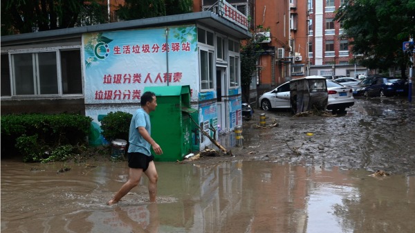 北京遭遇史上最強暴雨 路面堆积杂物与淤泥。