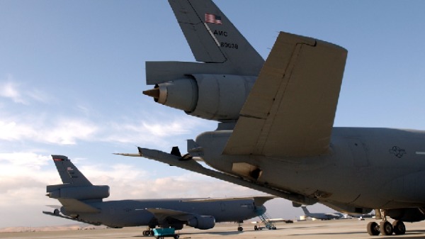 2001年10月5日，加利福尼亞州費爾菲爾德特拉維斯空軍基地，兩臺美國空軍 KC-10 Extender 空中加油機停在停機坪上。
