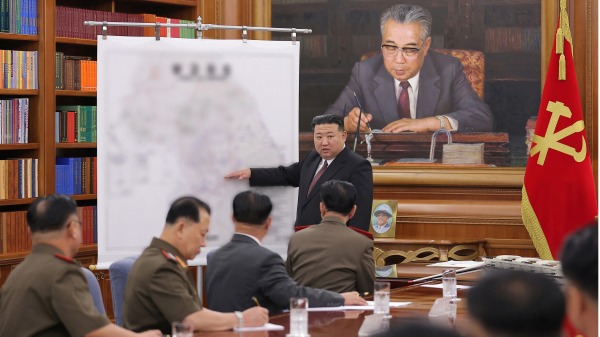 8月9日，金正恩召开党中央军委会扩大会议之时，将手指指向韩国地图中的首尔。