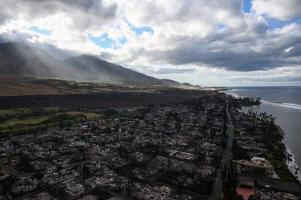2023年8月10日航拍圖像顯示，夏威夷毛伊島西部山火過後，拉海納的房屋和建築物被燒燬。