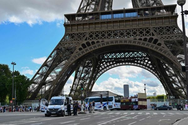 法國艾菲爾鐵塔驚傳「炸彈威脅」 拆彈專家進駐