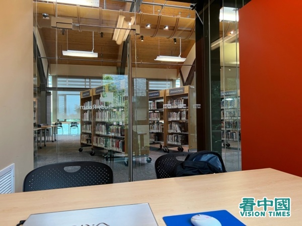 图书馆的单间学习室，由全玻璃隔断与图书大厅分开，虽小却一点不压抑。