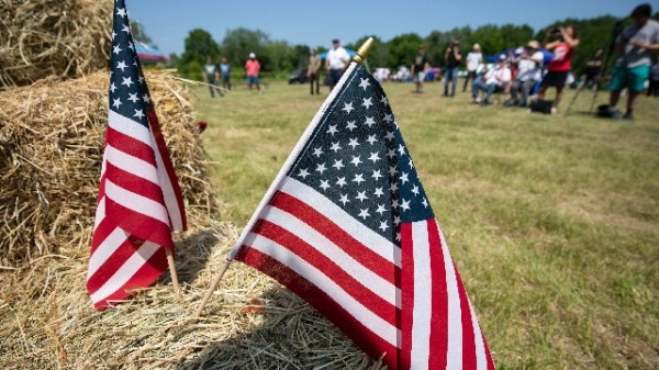 2023年7月19日，密歇根州愛奧尼亞的一個農場的地上插著美國國旗。