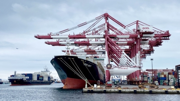 圖為高雄港區一 艘貨櫃船靠港裝卸貨櫃。