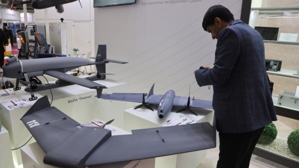2023年8月14日在俄罗斯库宾卡举行的2023 年陆军展览会上，一名参观者正在观看名为“Moskit”和“Sova”的新型俄罗斯无人机。