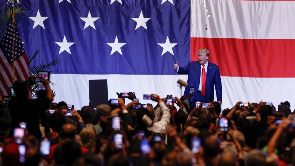 國前美國總統川普2023年6月10日在喬治亞州共和黨大會上發表講話後走下舞台。（Anna Moneymaker/Getty Images)