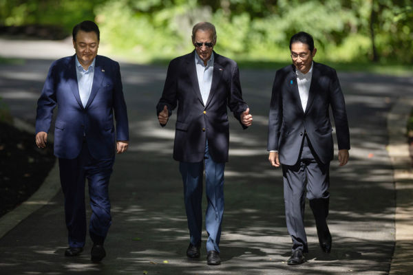 2023年8月18日，美国总统拜登、日本首相岸田文雄和韩国总统尹锡悦在美国马里兰州戴维营，召开三国峰会。