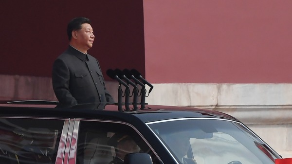 2019年10月1日，在北京天安门广场举行的中共建政70周年的阅兵式上，习近平从天安门城楼走出来，然后在车上检阅部队。