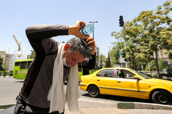 7月11日，伊朗德黑蘭熱浪襲來，一名男子用瓶裝水來降溫。