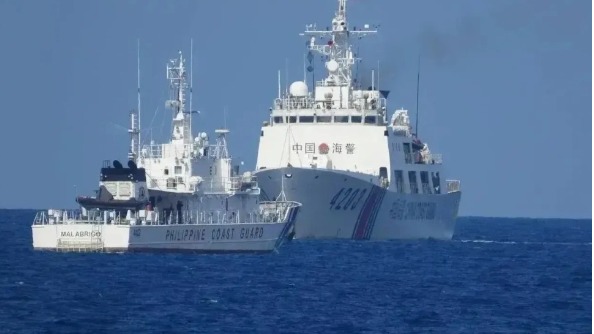 菲律宾的仁爱礁补给船被中国海警船阻挡，两艘船的吨位大小差距相当大。(图片来源:菲律宾海警队)