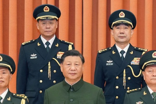 7月31日，习近平晋升新任火箭军司令王厚斌（后排左）和政委徐西盛为上将。（图片来源：网络）