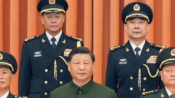 习近平（中）为新任火箭军司令员王厚斌（后排左）、新任火箭军政委徐西盛（后排右）晋升上将军衔。（图片来源：视频截图）