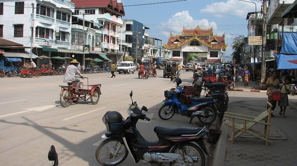 緬甸的苗瓦迪，已是東南亞第二大人口販賣集散中心。圖為苗瓦迪朝東的主街。