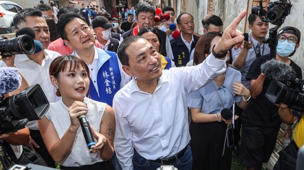 國民黨總統參選人侯友宜（前左2）22日前往金門參訪北山古洋樓。