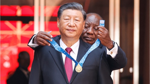 8月22日，南非總統拉馬福薩在比勒陀利亞聯邦大廈向中國國家主席習近平授予南非勛章。
