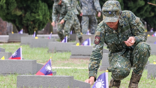823战役胜利65周年追思祭悼典礼23日在金门太武山公墓举行，国军官兵在阵亡将士墓前上香献花表达追思。