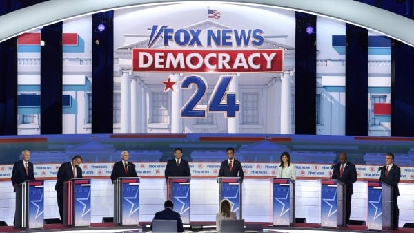 2023 年8 月23 日在威斯康星州密尔沃基举行的费瑟论坛上登上福克斯新闻主办的共和党初选第一场辩论的舞台。八位总统候选人在第一场共和党辩论中展开对决，(Win McNamee/Getty Images)