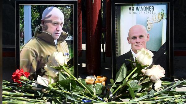 普里戈津遇难消息传出后，位于新西伯利亚的瓦格纳办公楼前出现悼念花束。