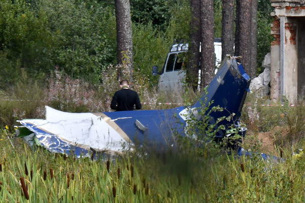 2023年8月24日，一名執法人員在特維爾地區庫任基諾村附近的飛機失事現場工作，拒信普裡戈津也在乘客名單上。