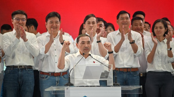 7月23日，中国国民党第31届全代会正式确认侯友宜（中）为该党总统候选人。