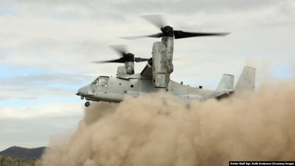 参加多国军演的美国海军陆战队一架MV-22B鱼鹰式(Osprey)倾转旋翼机降落在澳大利亚军演地区。