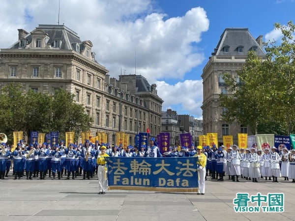 8月26日，歐洲天國樂團在巴黎共和廣場。