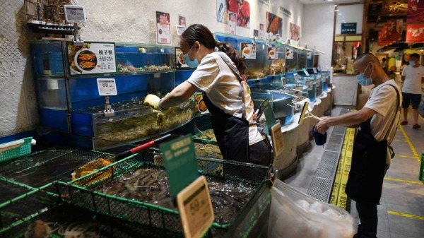 2020年6月17日，北京一家超市的海鲜区，一名工人在工作。