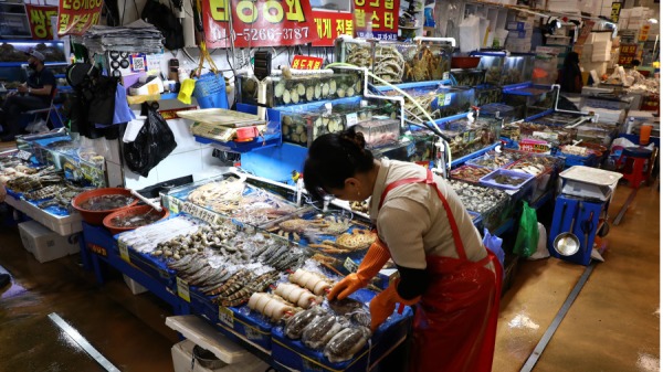 2023年7月5日，韓國首爾，一名魚販在鷺梁津魚市場等待顧客