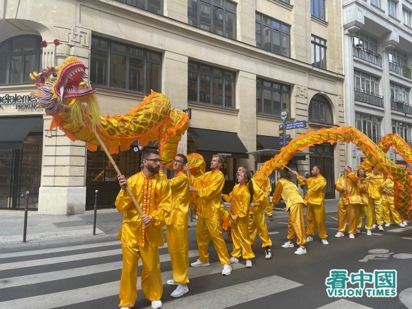 8月26日，舞龍隊在巴黎參加法輪功學員反迫害遊行。