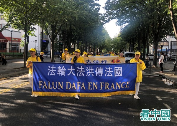 8月26日，法輪功學員在巴黎參加反迫害遊行。