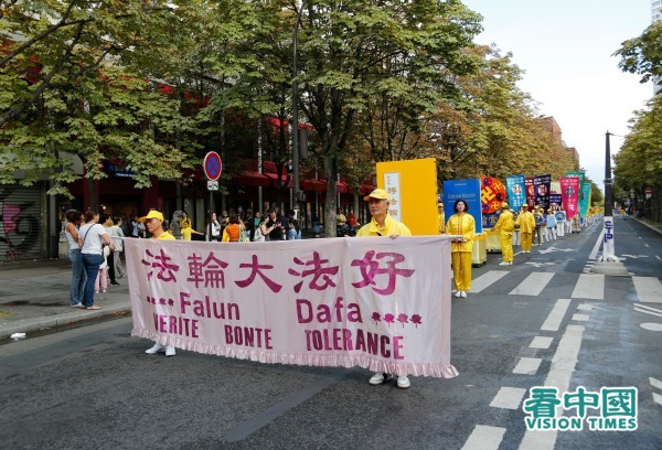8月26日，法輪功學員在巴黎參加反迫害遊行。（圖片來源：看中國）