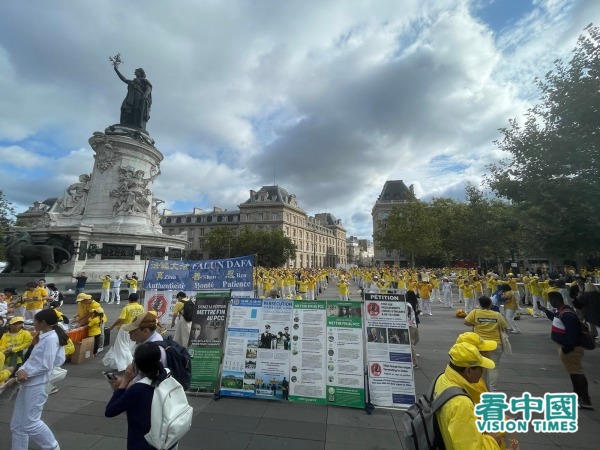8月26日，法輪功學員在巴黎共和廣場煉功。