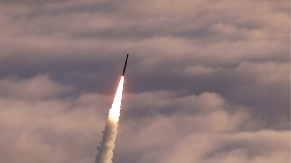 美军从加利福尼亚州范登堡空军基地发射一枚民兵II洲际弹道导弹（Minuteman II intercontinental ballistic missile）