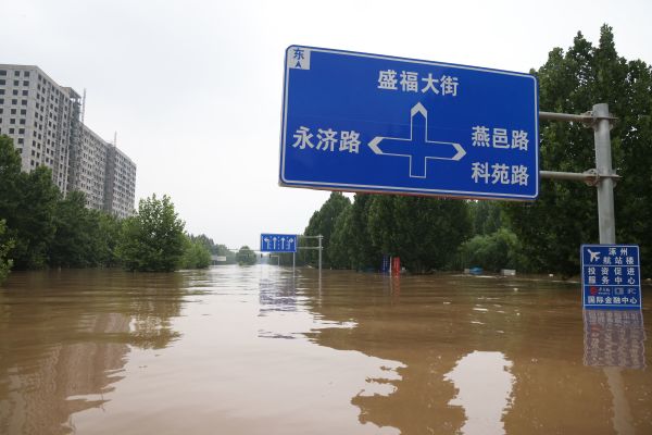 中國北部河北省涿州暴雨後被洪水淹沒的街道。（圖片來源：STR/AFP via Getty Images）