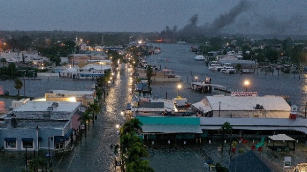 飓风伊达利亚于2023年8月30日在佛罗里达州塔彭斯普林斯离岸后，洪水淹没了市中心。